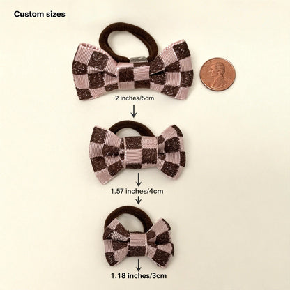 SilkyCo Handcrafted Checkerboard Pet Hair Bow Custom Sizing Guide. See how to customize for your pet: The bow size (2in/5cm, 1.57in/4cm, 1.18in/3cm) can be tailored to their head circumference—we recommend a length no more than half for a perfect, comfy fit. Pair it with your choice of a 2.5cm (1in) elastic tie or a clip in 2.3cm/0.9in, 2.8cm/1.1in, or 3.2cm/1.26in. A US penny sits nearby for easy scale reference.