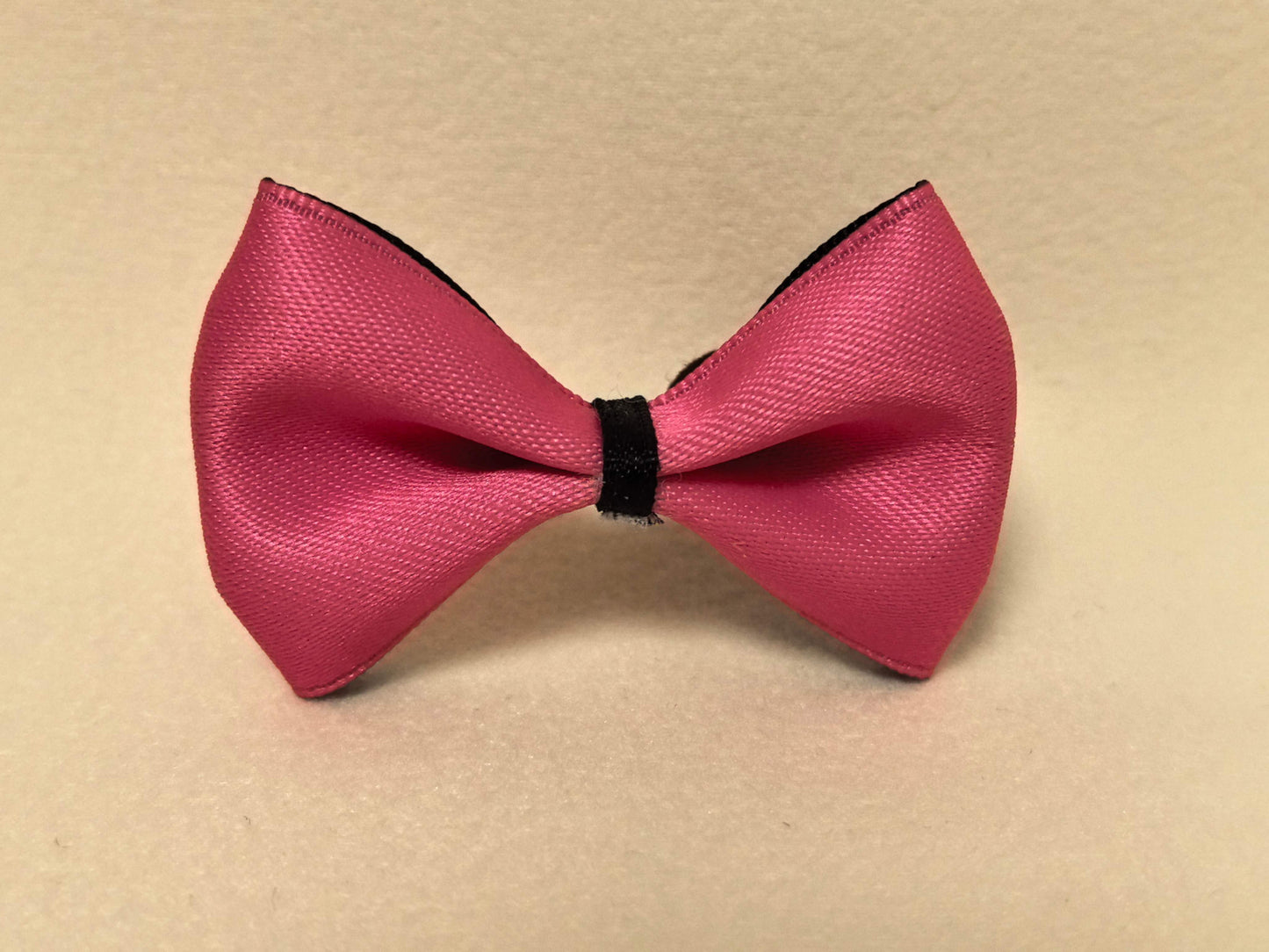 SilkyCo Detachable Two-Tone Pet Bow in Magenta and Black. Fashion-forward statement piece with a pink accent ribbon and dark brown elastic tie.